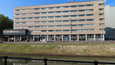 851043 Gezicht over de Stadsbuitengracht op de kantoorgebouwen Trindeborch en Catharijneborch aan de Catharijnesingel ...